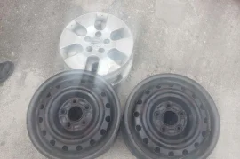 Nissan steel rims with hubcap